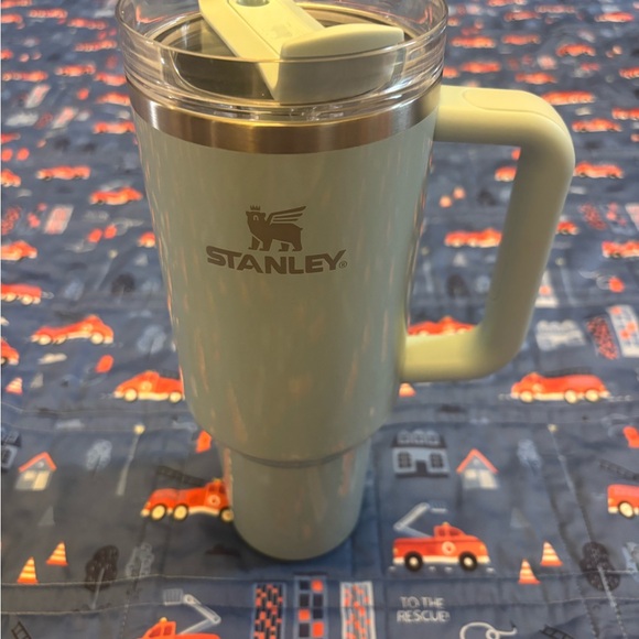 Stanley Quencher H2.0 FlowState 40oz Tumbler – Blueberry Milk - Picture 2 of 8